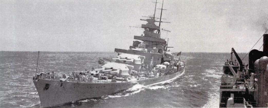 Линкор «Шарнгорст» возвращается в базу, после попадания торпеды